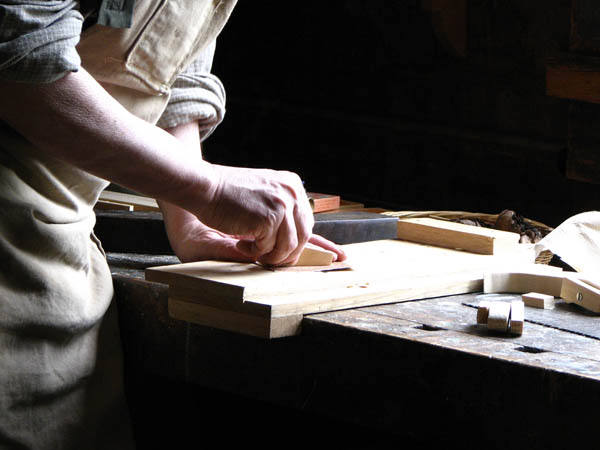 Nacemos de la influencia y formación  heredada en el sector de la <strong>carpintería de madera y ebanistería  en Prádena del Rincón.</strong>